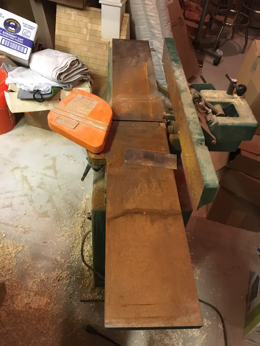 Jointer with a surface full of rust